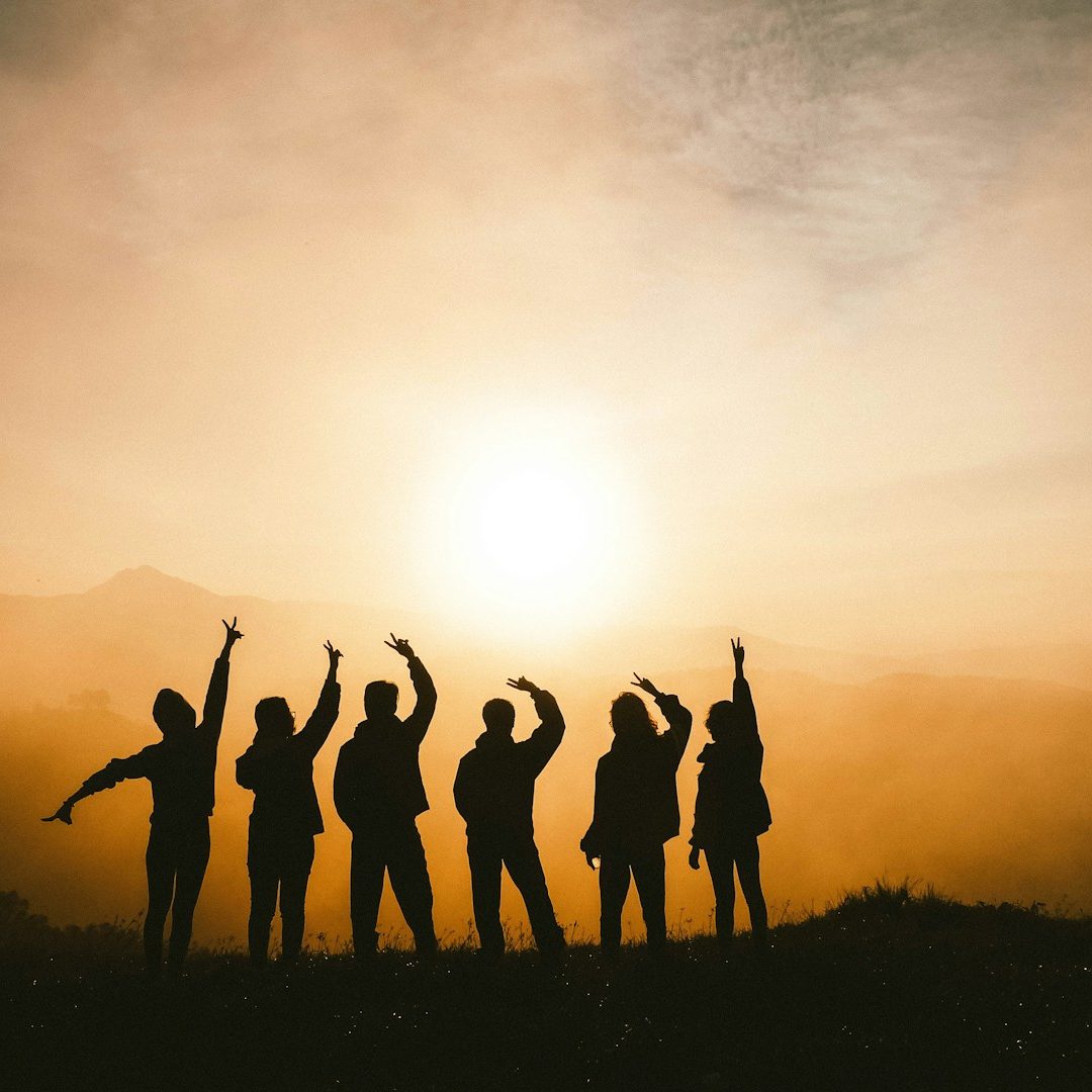 Business Coaching, Teamcoaching Team aus 6 Personen steht im Sonnenuntergang