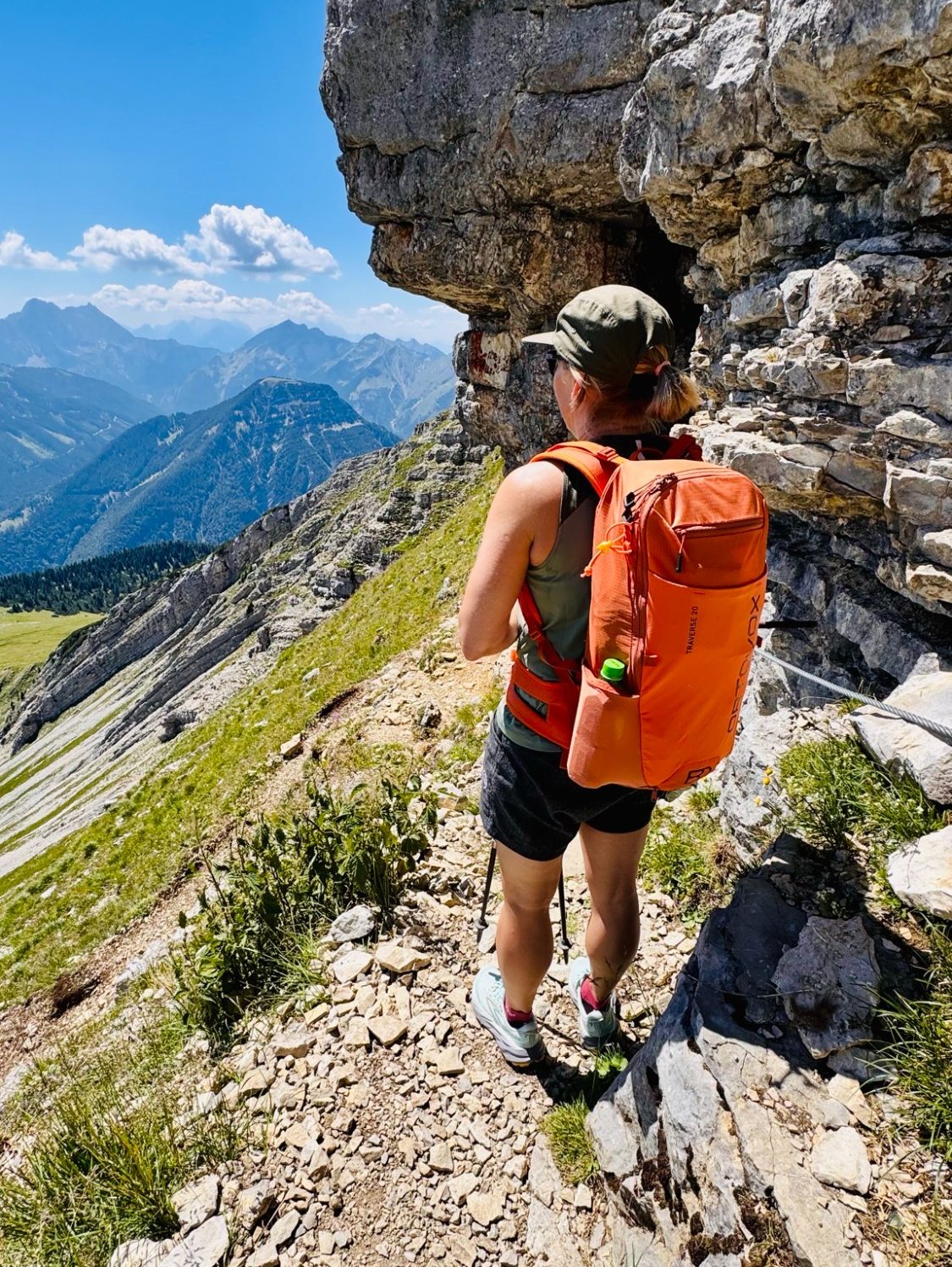 Bewegung in der Natur, Entwicklung kennt kein Alter eine Person mit einem Rucksack auf einem schmalen Pfad in den Bergen blickt in die Ferne