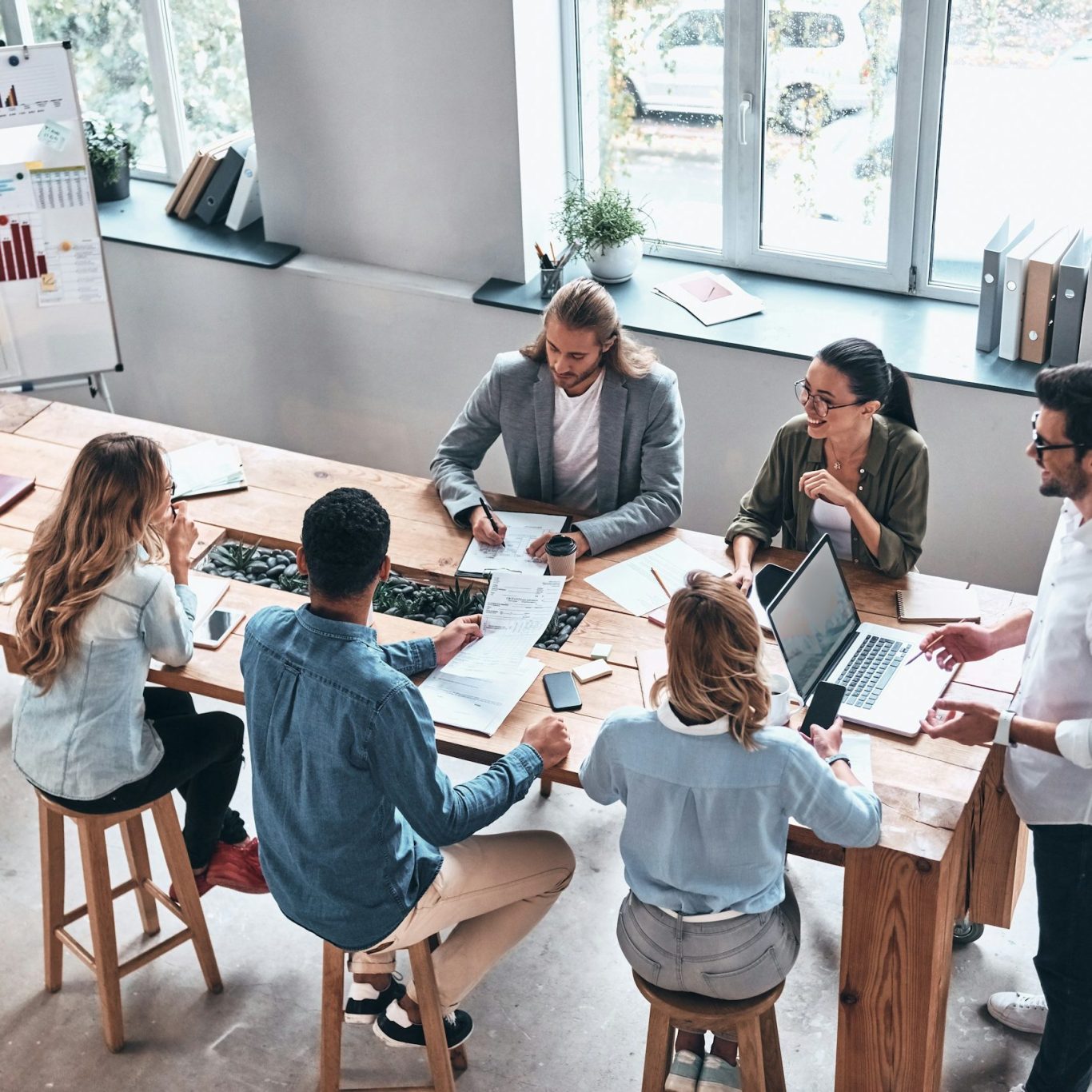 Teamcoaching für kleine Unternehmen kleines Team im gemeinsamen Austausch