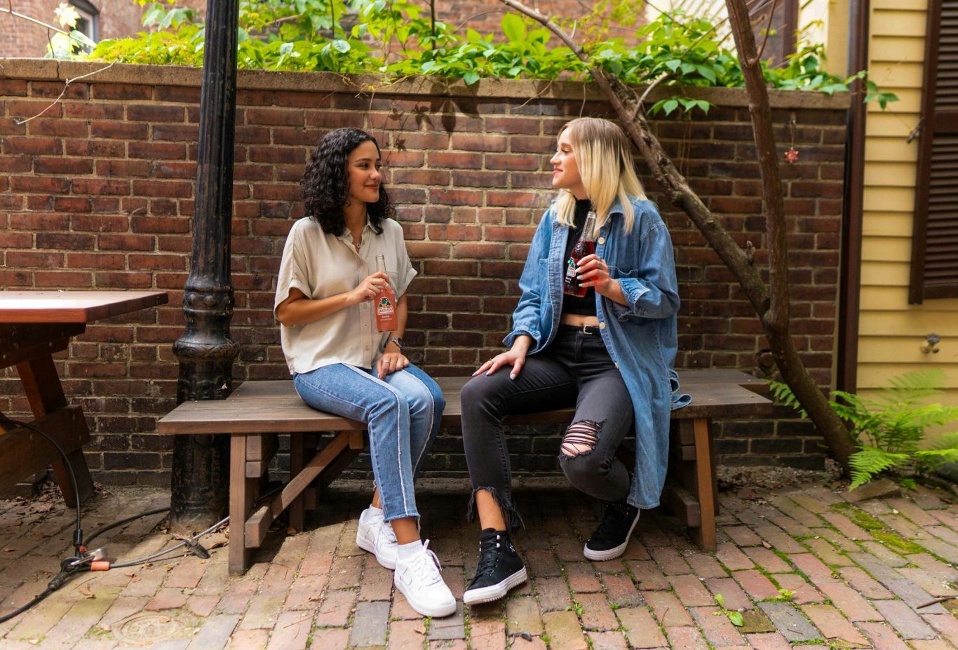 Erstgespräch, individuelles Coaching zwei sich zugewandte, sitzende Personen sprechen freundlich miteinander